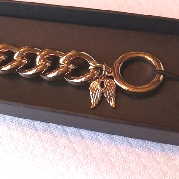 REDUCED!Victoria's Secret Ladies Toggle Close Bracelet -New in Box Gold Tone - Picture 3 of 7